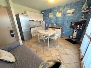 Apartamento, 2 quartos, sacada, vista para o jardim | Sala de jantar