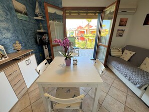 Apartment, 2 Schlafzimmer, Balkon, Gartenblick | Esszimmer