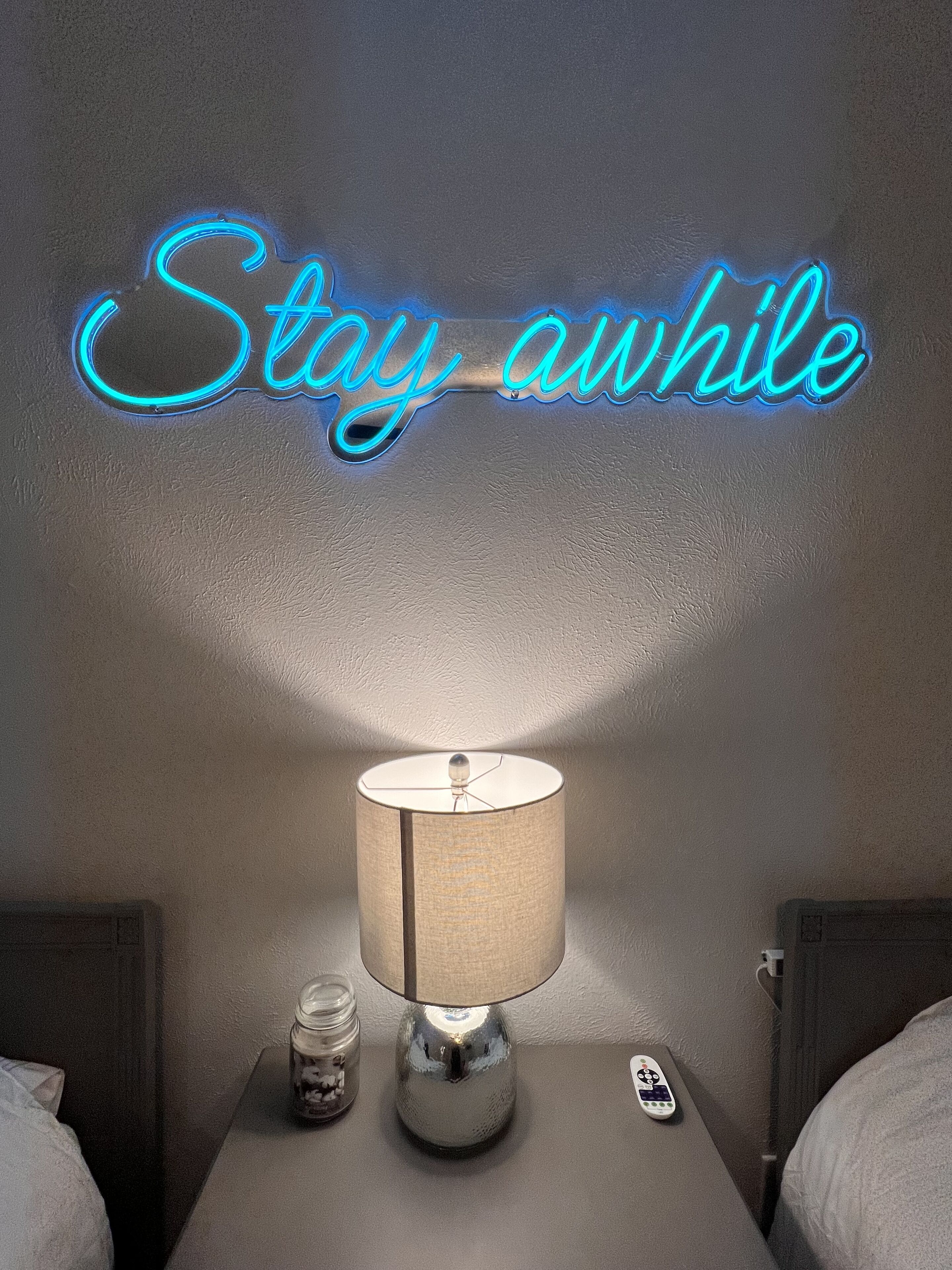 3 habitaciones, escritorio y tabla de planchar con plancha 