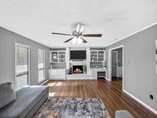 Smart TV, fireplace