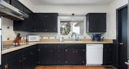 4 BDR Fresno Darling near Save Mart Center
