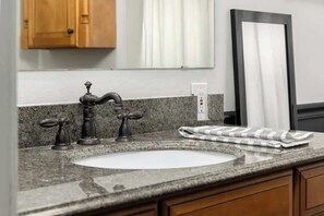 Dusj, hårføner og håndklær