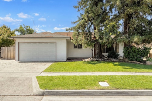4BR Near Fresno State & Save Mart with large yard!