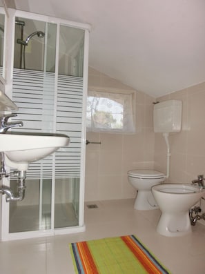 Bathroom shower - Wonderful Villa With Private Garden - Beahost (San Michele al Tagliamento)