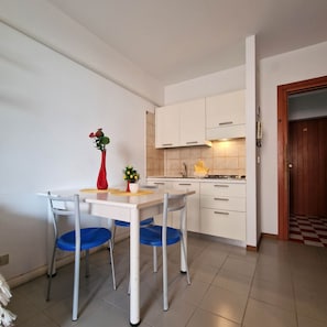 Apartment, 1 Bedroom, Balcony, Ocean View | Dining room