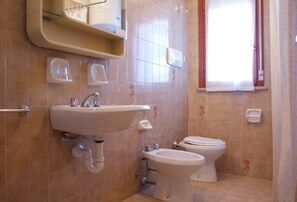 Appartement, 2 slaapkamers, balkon | Badkamer