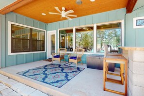 Terrace/patio - Tanglewood Retreat | Updated house in Spring Branch with a large yard (Spring Branch)