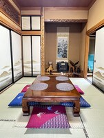 Villa de estilo japonés | Zona de estar | Una televisión de pantalla plana, una chimenea, Netflix