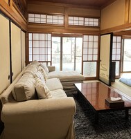Villa de estilo japonés | Zona de estar | Una televisión de pantalla plana, una chimenea, Netflix