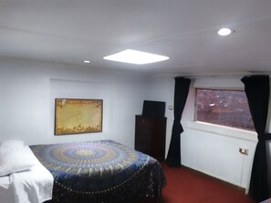 3 bedrooms, bed sheets