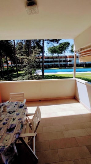 Departamento, 1 habitación, balcón, vista a la alberca | Restaurante al aire libre