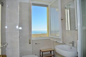 Bathroom - Lovely Seaview Flat-beahost (San Michele al Tagliamento)