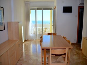 Apartment, 2 Bedrooms, Balcony, Ocean View | Dining room