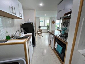 Refrigerador, horno, parrilla de estufa y tostadora 
