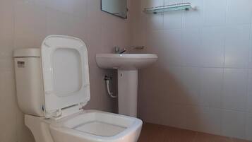 Economy Room | Bathroom