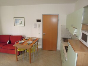 Apartment, 1 Schlafzimmer, Balkon, Stadtblick | Speisen