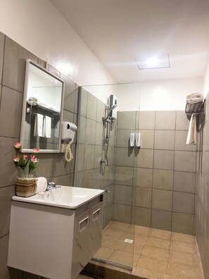 Superior-Vierbettzimmer | Badezimmer | Dusche, Haartrockner, Handtücher, Seife