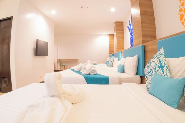 Family Room | Desk, free WiFi