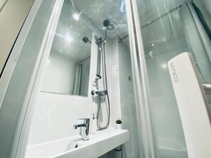 Dusche, Haartrockner, Handtücher, Toilettenpapier