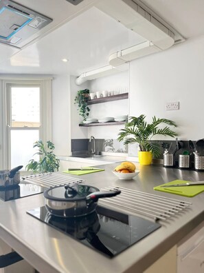 Kühlschrank, Mikrowelle, Ofen, Herdplatte