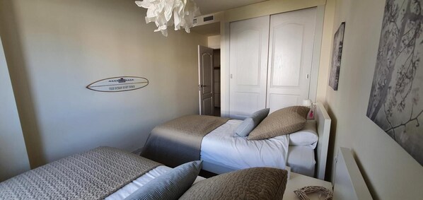 2 bedrooms, iron/ironing board, Internet, bed sheets