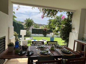 Outdoor dining - La Alcaidesa Valerie & Bruno (San Roque)