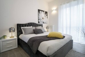 2 bedrooms, iron/ironing board, WiFi, bed sheets - Charming & modern 3br apt in the heart of Asti (Asti)