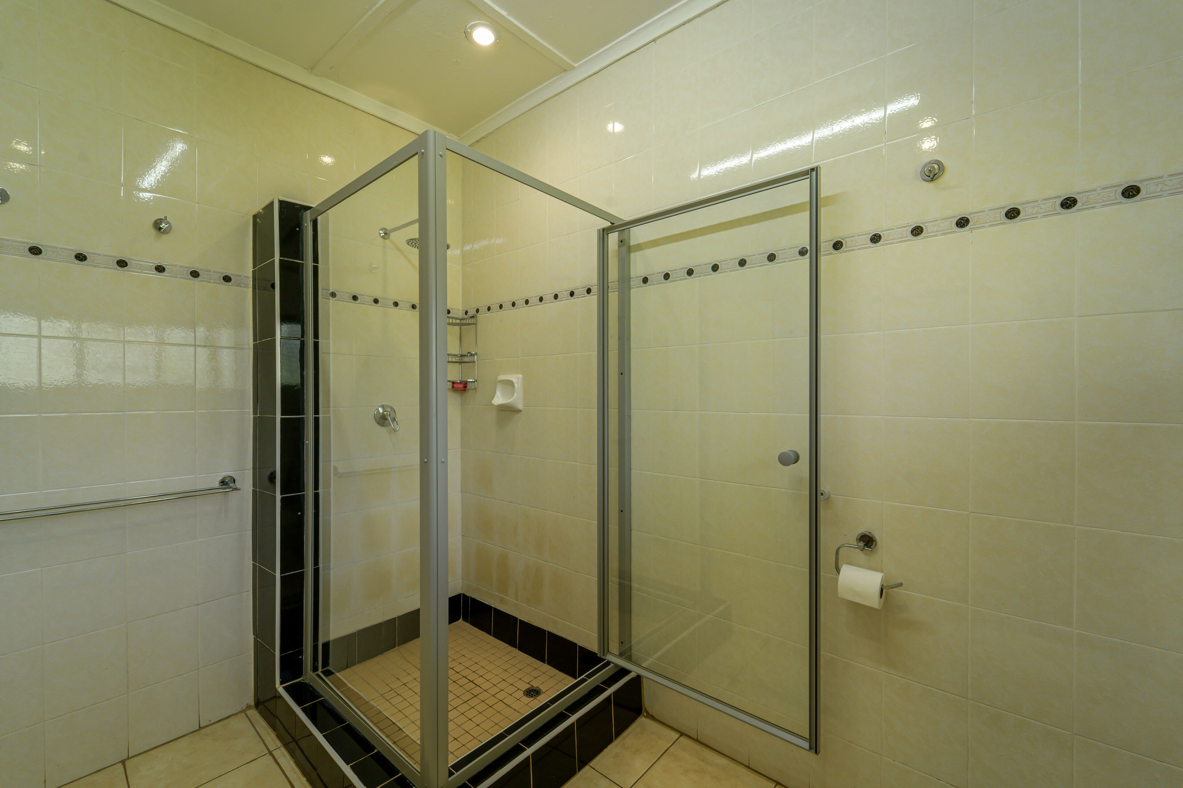 Badekar, hårtørrer, håndklæder