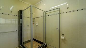 Badekar, hårtørrer, håndklæder