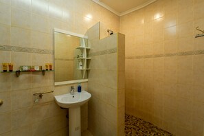 Bañera, secador de pelo y toallas