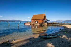 Situated on a wooden pier, this waterfront establishment offers stunning views of the surrounding coastline and rolling hills.