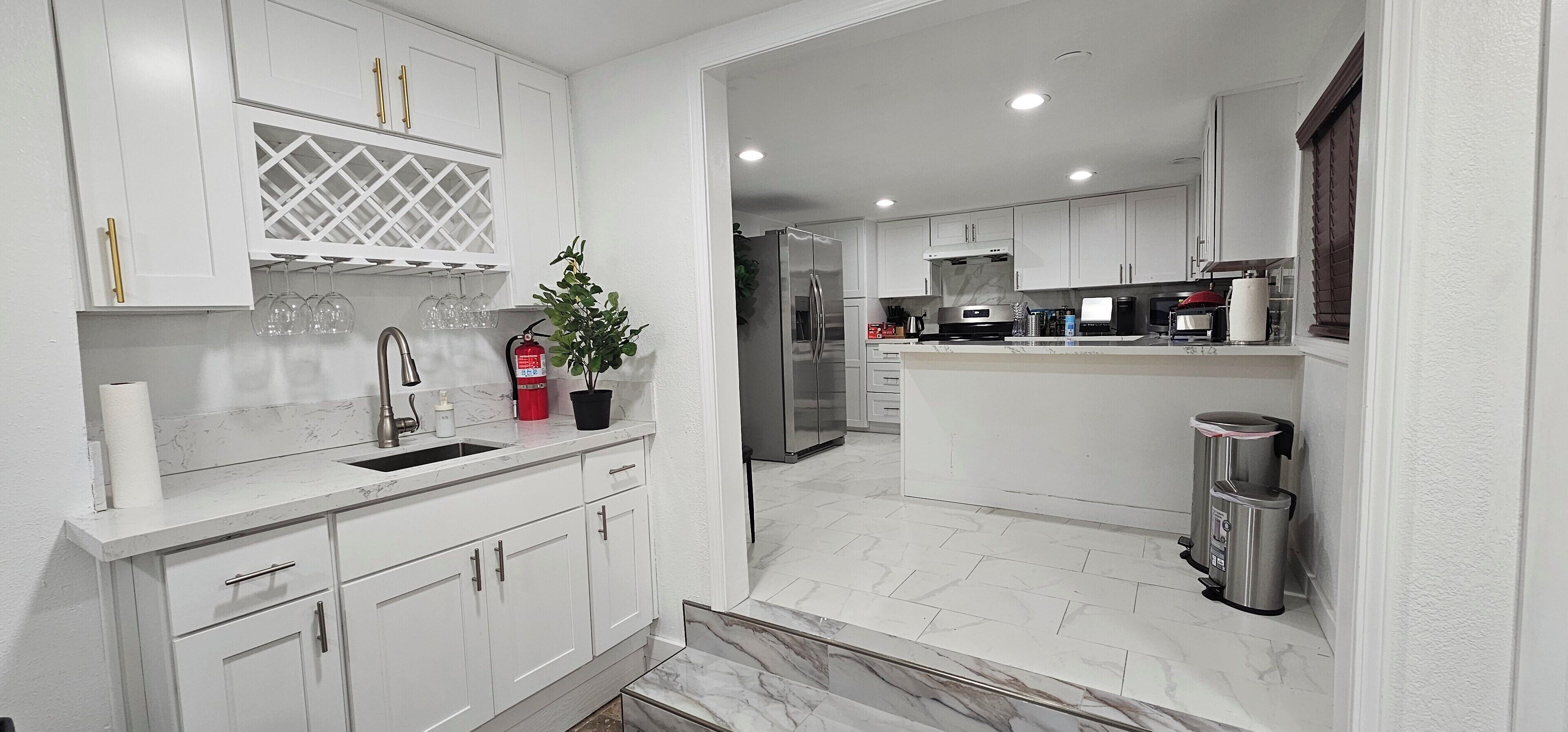 Wet Bar, Patio, Clean & Newly Renovated Casa