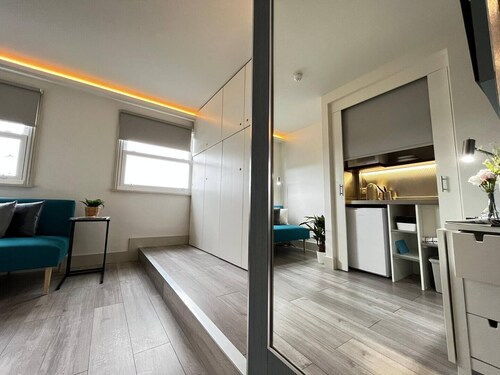 Apt. 09 - Stylish Studio Steps from Sea & Promenade