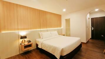 Deluxe Double Room | Desk, rollaway beds, free WiFi, bed sheets