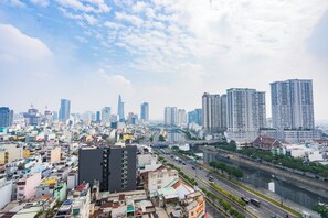 Une vue urbaine avec des bâtiments denses, une rivière et un pont.