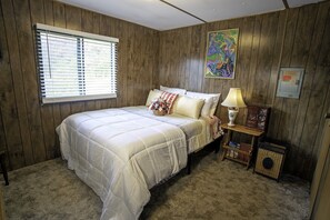 3 habitaciones, escritorio y tabla de planchar con plancha 