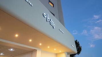 Un letrero de hotel con el nombre 'Daejeon' y la palabra 'HOTEL' encima.