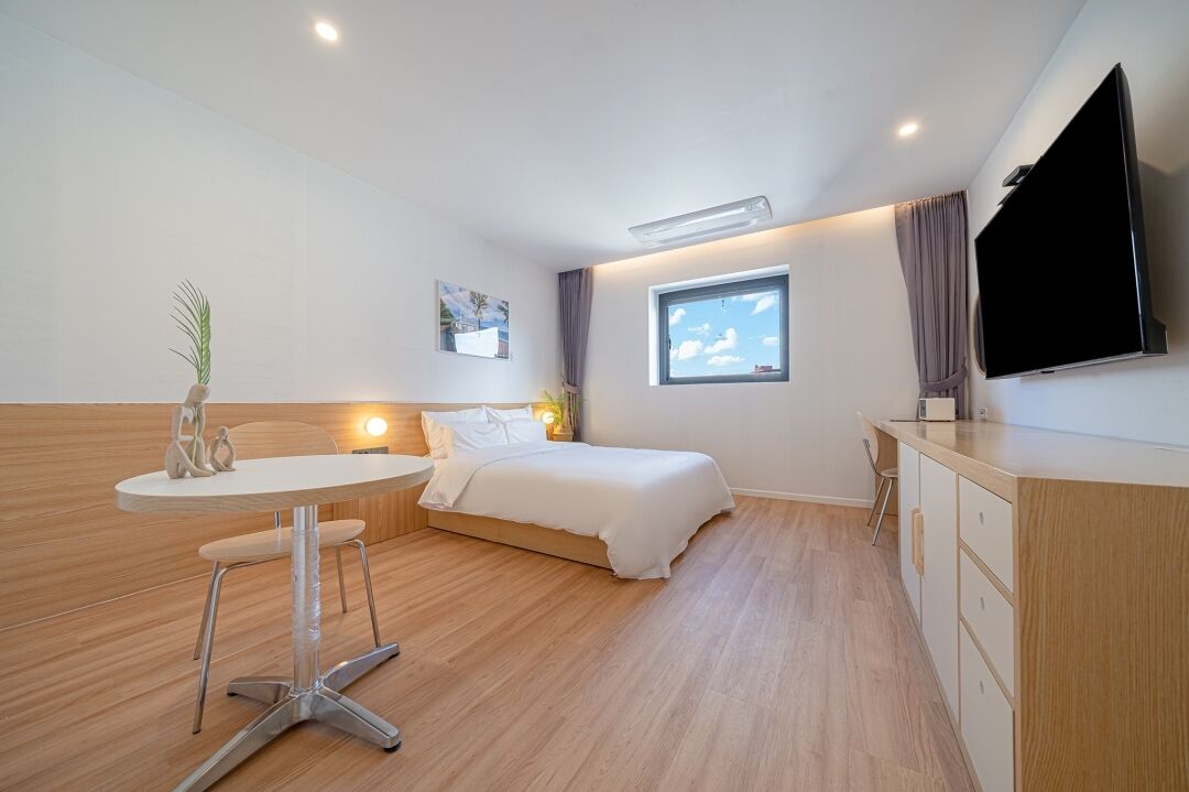 스탠다드 더블룸 (금,토,일,공휴일 연박시 연박비 35000원 추가비용 발생) | 고급 침구, 무료 WiFi, 침대 시트