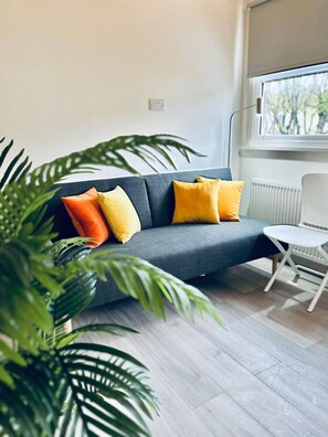 Smart TV, books - Apt. 10 - Beachside Beauty Lux Studio Steps from Beach (Brighton and Hove)