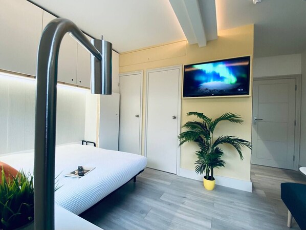 1 bedroom, desk, iron/ironing board, free WiFi - Apt. 10 - Beachside Beauty Lux Studio Steps from Beach (Brighton and Hove)