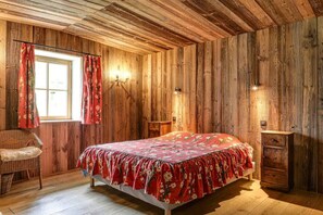 5 habitaciones, escritorio y tabla de planchar con plancha 