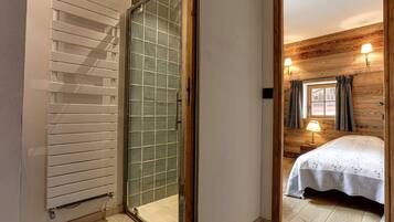 5 bedrooms, desk, iron/ironing board, travel crib