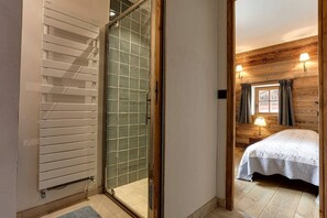 5 chambres, bureau, fer et planche à repasser, lit parapluie