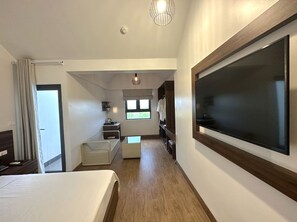 Deluxe Double Room | Minibar, desk, laptop workspace, free WiFi - Capital O 1194 Bee Hotel (Nha Trang)
