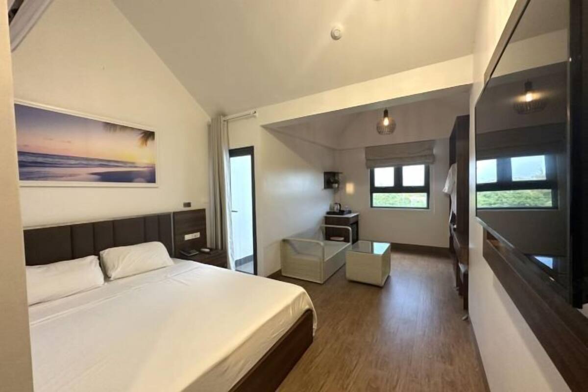 Een minibar, een bureau, een laptopwerkplek, gratis wifi