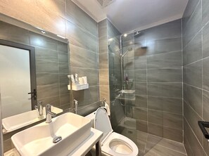 Buồng tắm vòi sen, đồ dùng nhà tắm miễn phí, khăn tắm 
