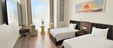 Minibar, escritorio, espacio para trabajar con laptop y wifi gratis