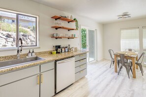 Fridge, microwave, oven, stovetop - Lakeview Haven House in Klamath Falls - Family-sized house with board game (Klamath Falls)