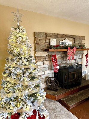 Interior - Lakeview Haven House in Klamath Falls - Family-sized house with board game (Klamath Falls)