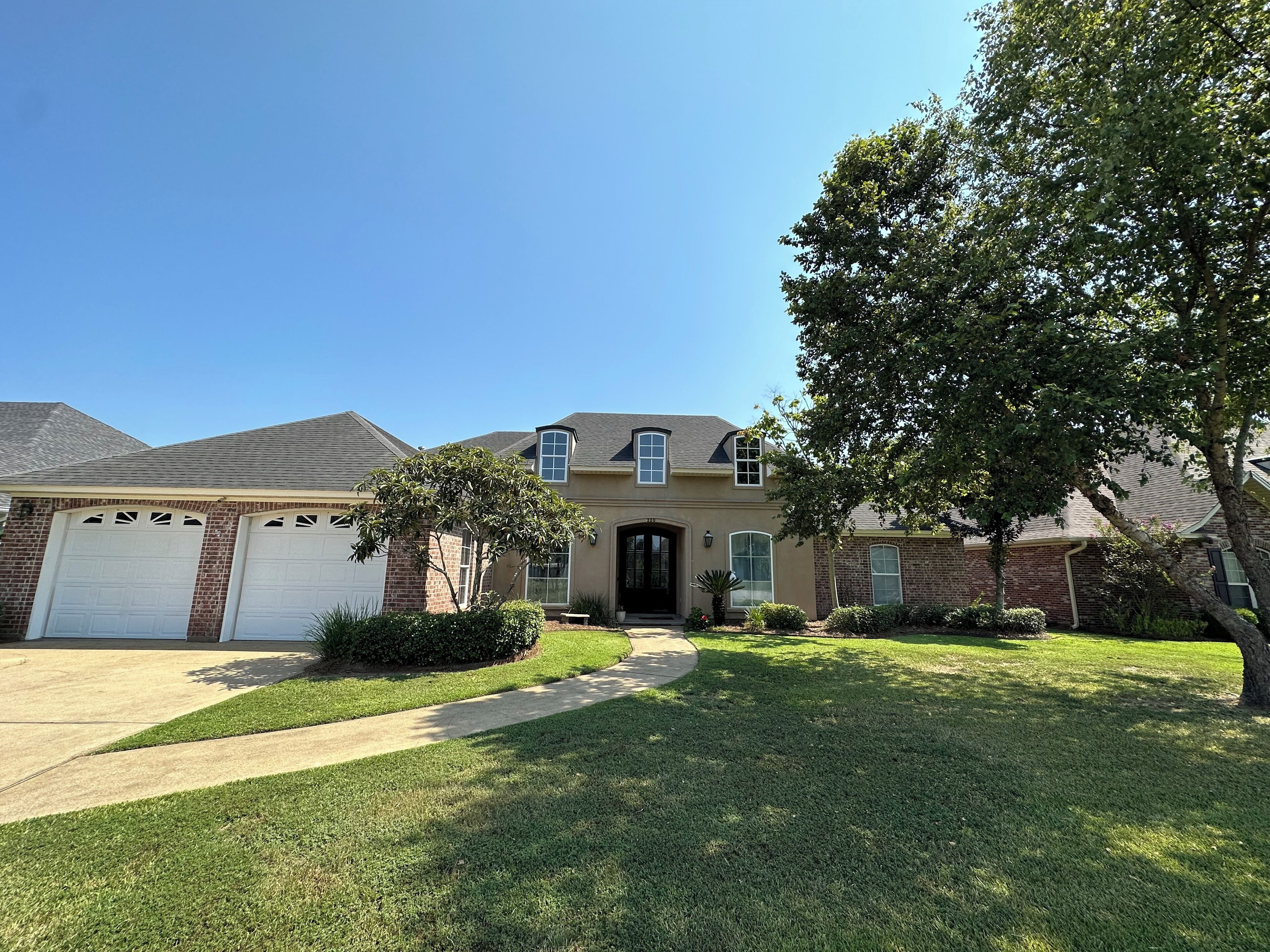 Comforts of home with pool in great Sterlington location! 